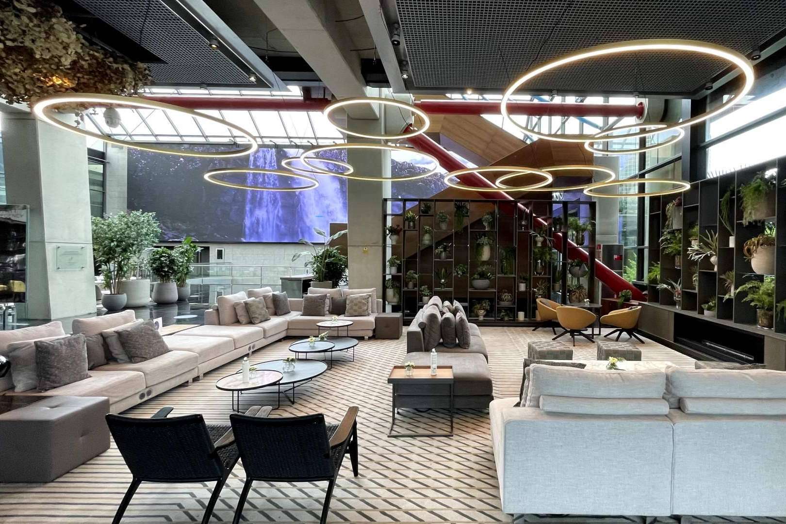 La lámpara circular se ha convertido en el clásico de INSOLIT como recurso para iluminar un espacio