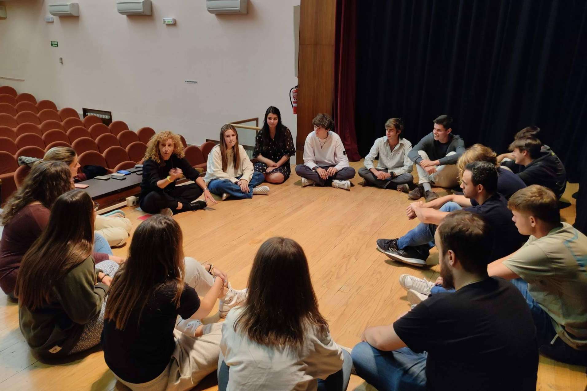 Exploración de temas relevantes y reflexión crítica sobre la sociedad y la cultura, con el teatro universitario