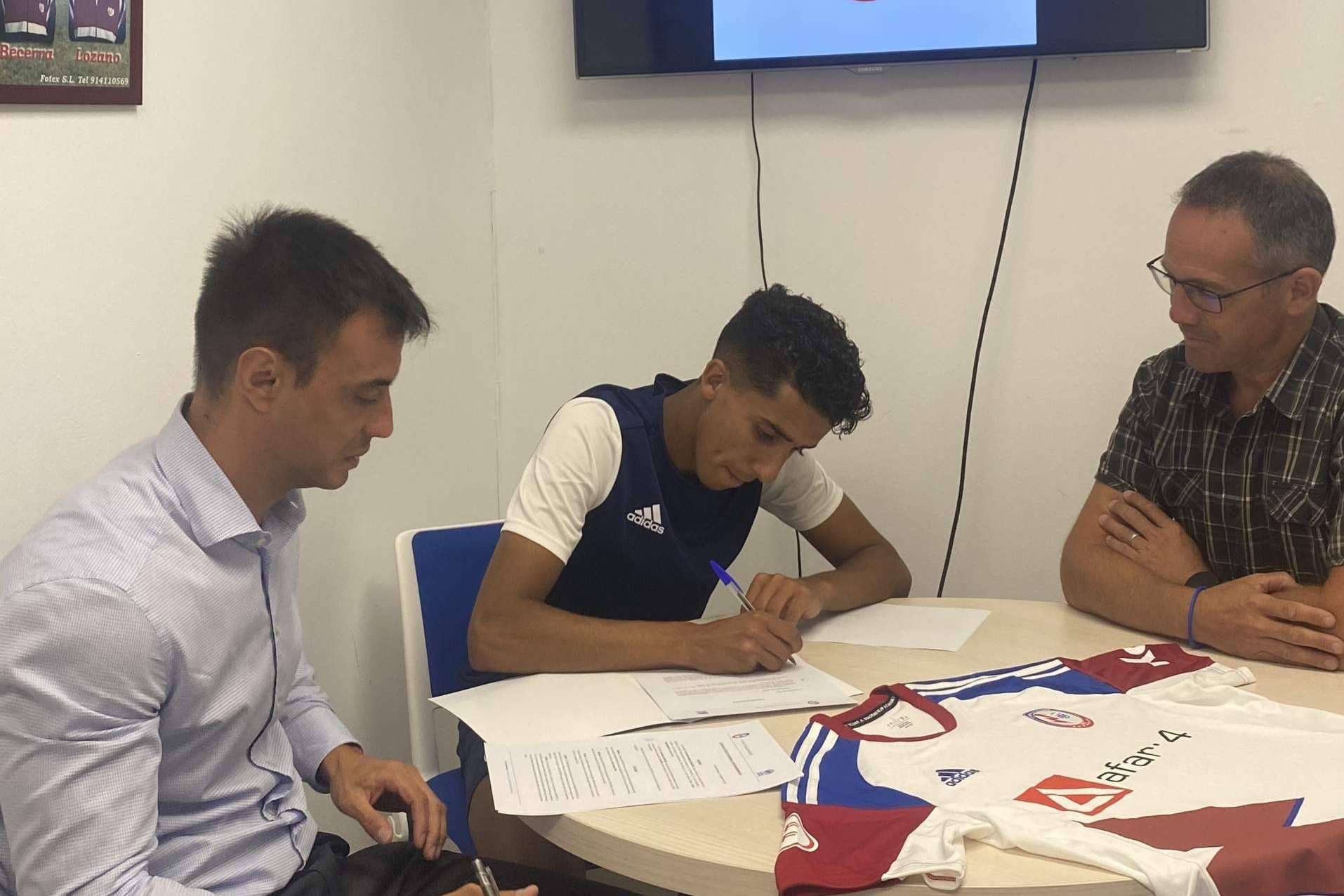 El primer fichaje profesional en España gracias a The Showcase, Anas Guendouri