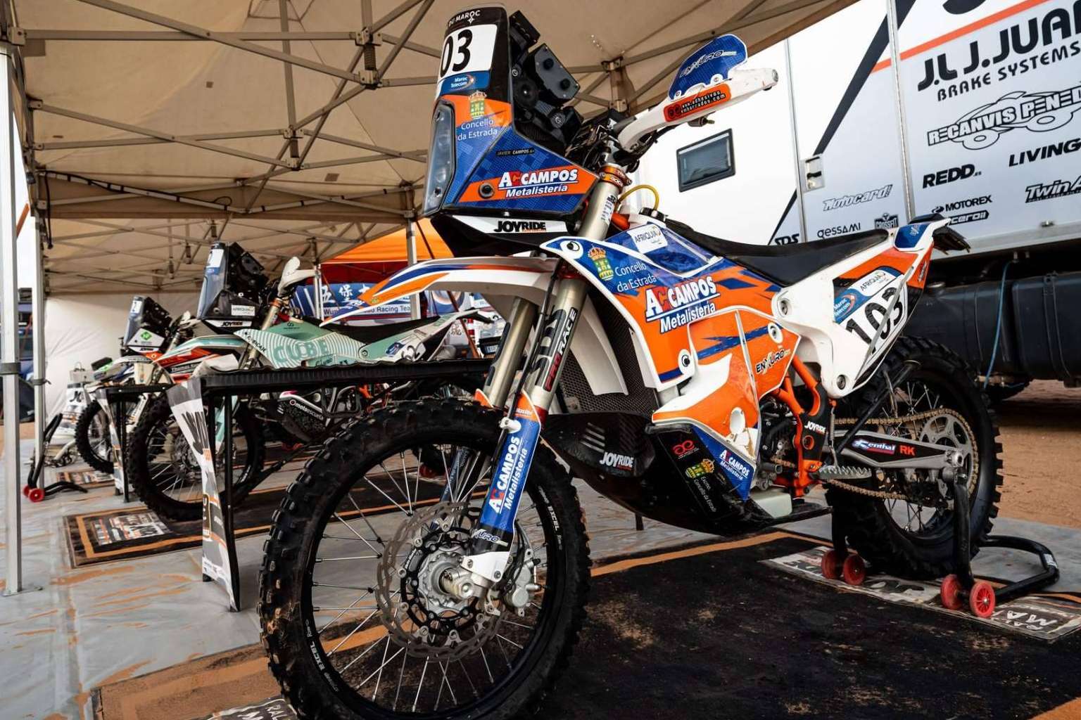 ADHESIVOSEMBARRADOS se especializa en pegatinas para personalizar múltiples modelos de motos