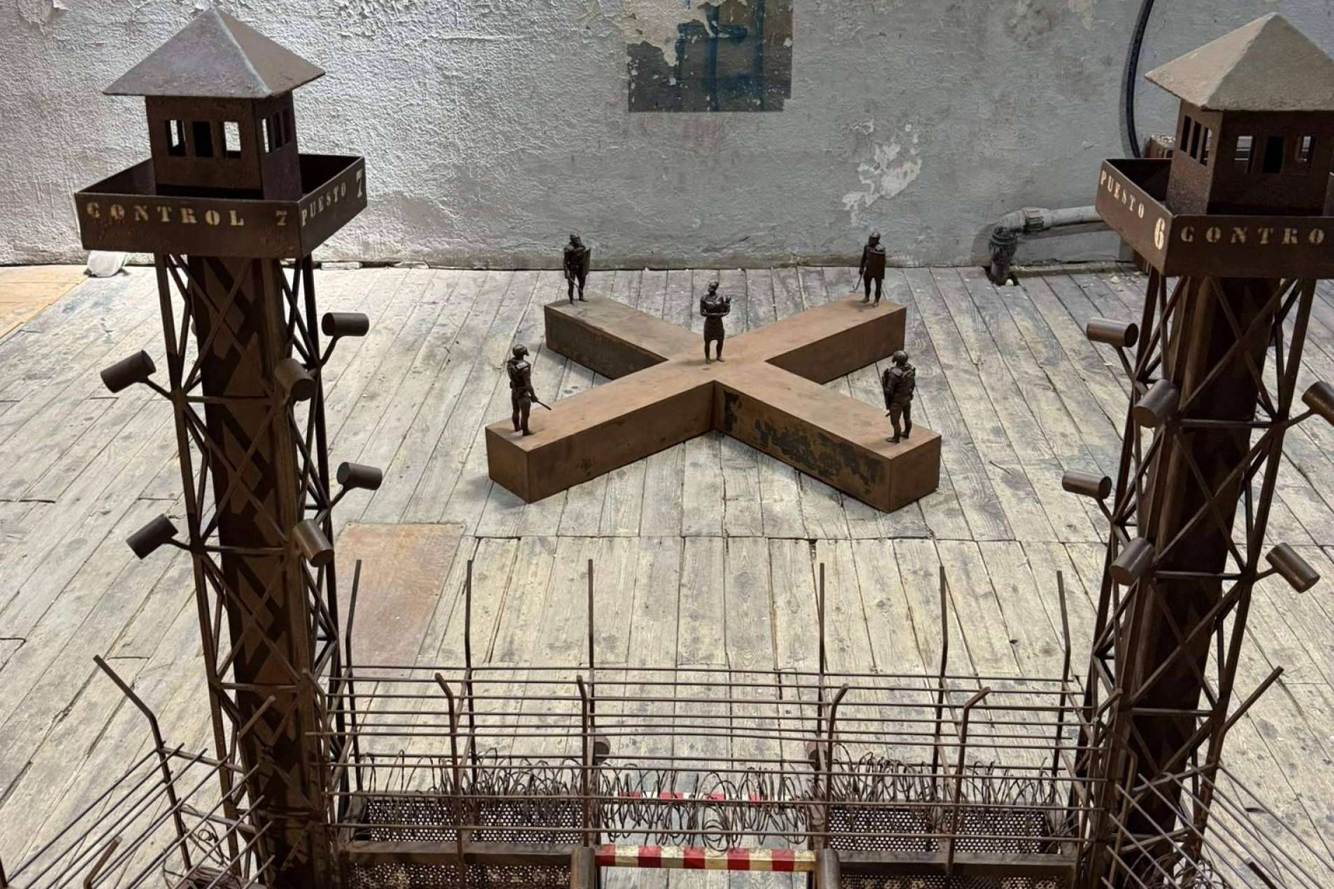 La neomudejar inaugura el verano con la distopía del colapso, obra del escultor Fernando Suárez
